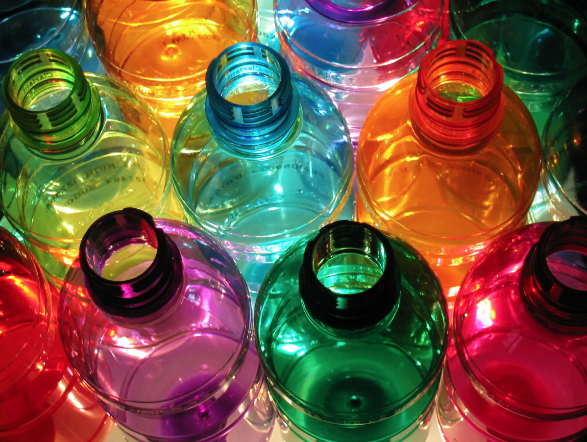 Цветные пластиковые бутылки - вторсырье